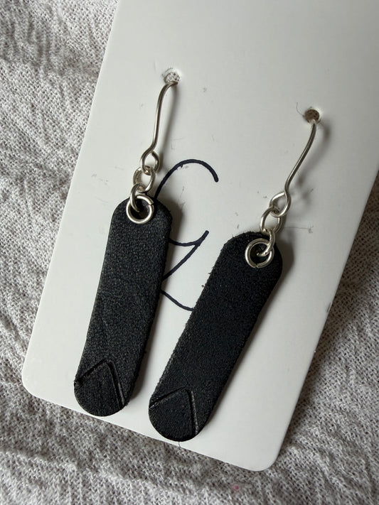 Oval V Burned Dangling Earrings Black