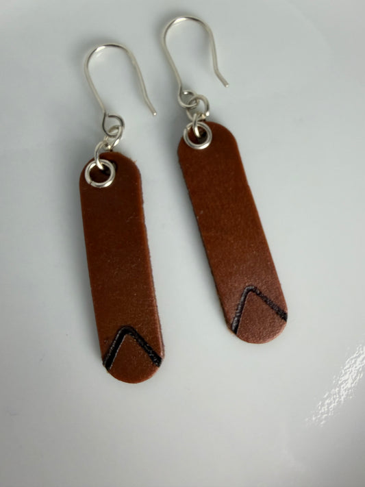 Oval V Burned Dangling Earrings Brown