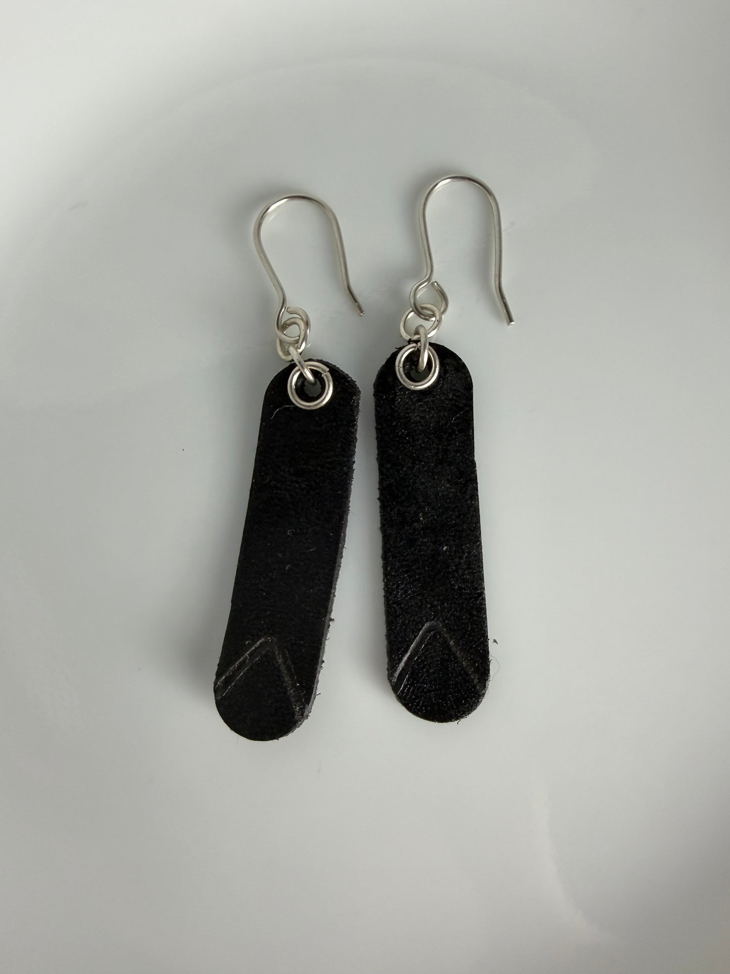 Oval V Burned Dangling Earrings Black