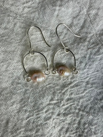 Mauve me Arc earrings