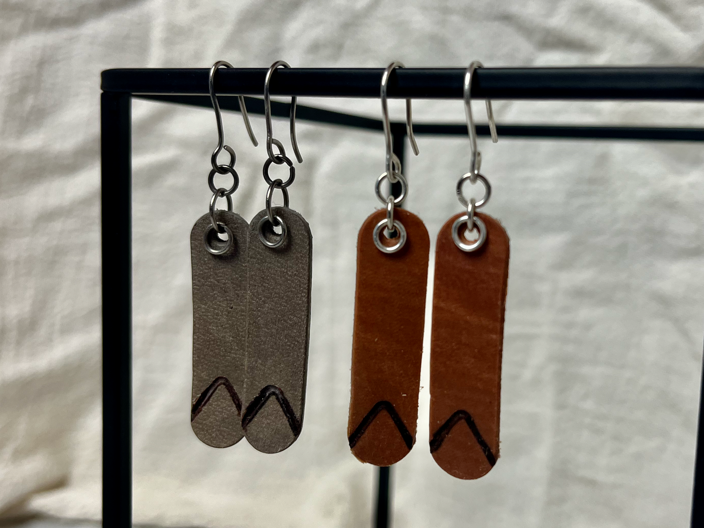 Oval V Burned Dangling Earrings Black