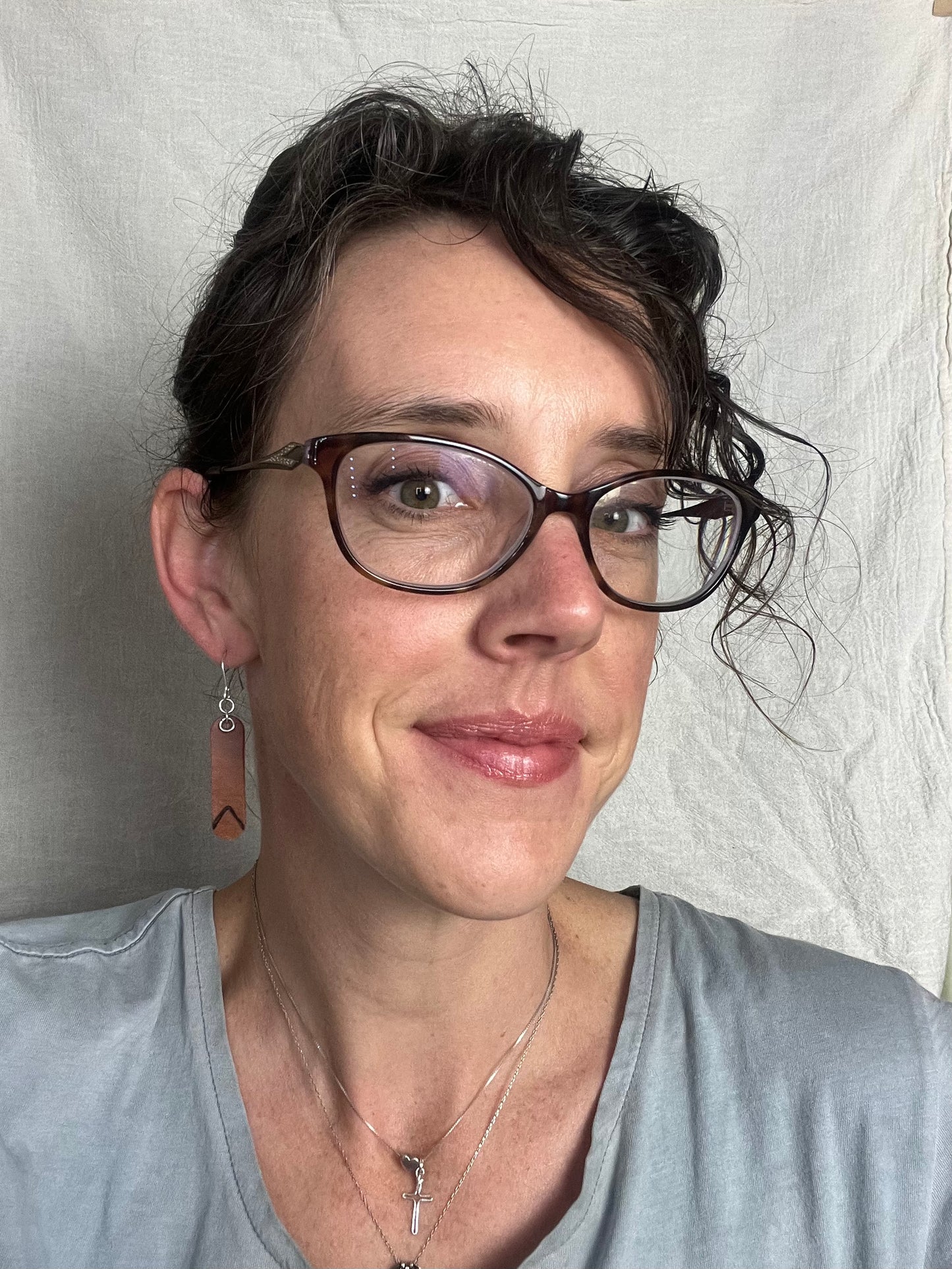 Oval V Burned Dangling Earrings Black