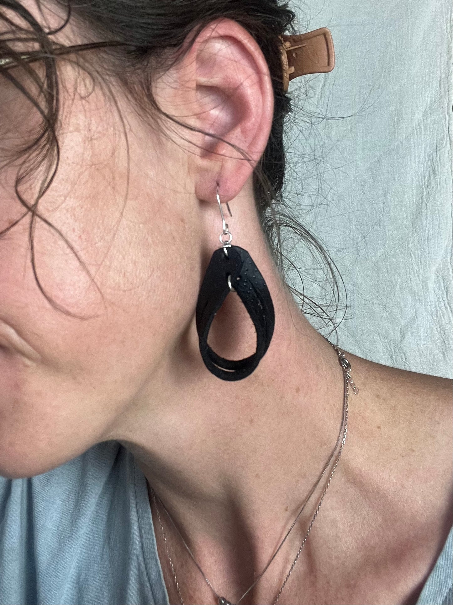 Split Loop Dangle Leather Earring Black