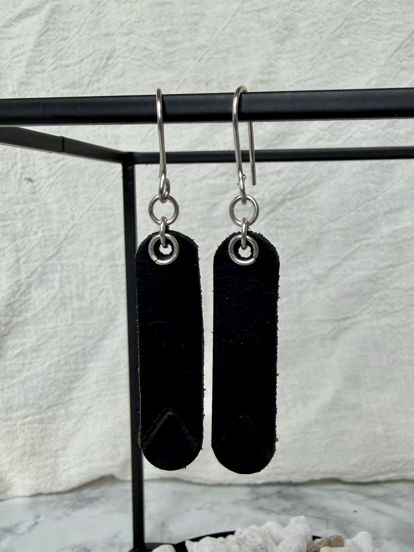 Oval V Burned Dangling Earrings Black